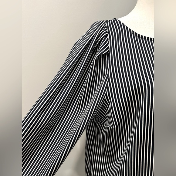 Beautiful Ann Taylor Factory Navy and White Stripe Top 3/4 sleeve Size medium - Picture 2 of 9